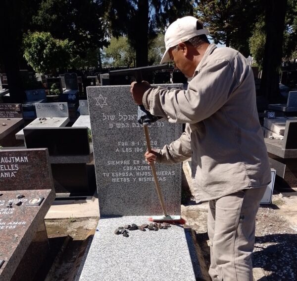 Limpieza-de-lapida-5-1.jpg Headstone cleaning (one time)